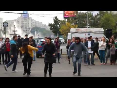 Весёлый цыганский флэшмоб в Бухаресте (Румыния)